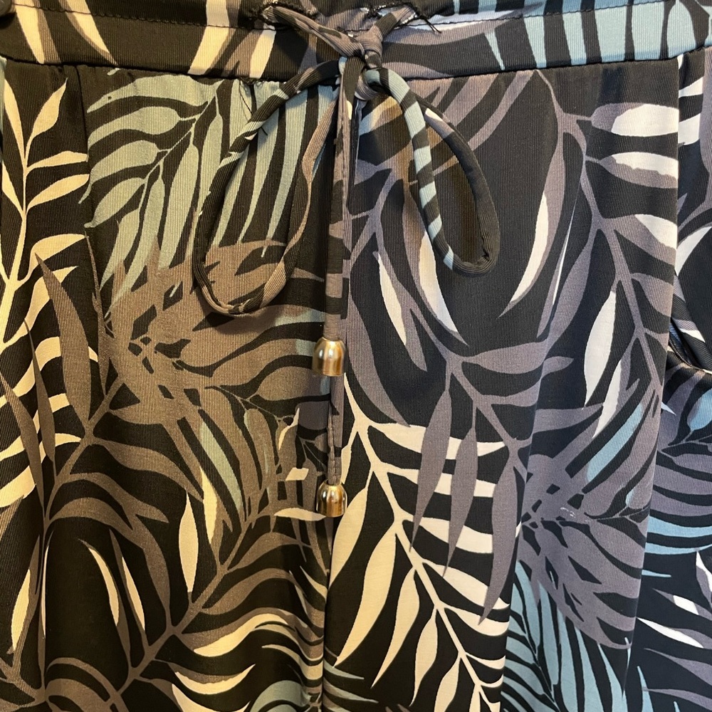 Set: Black Short Sleeve Top and Wide Leg Palluzzo Print Pants. Beautiful set!